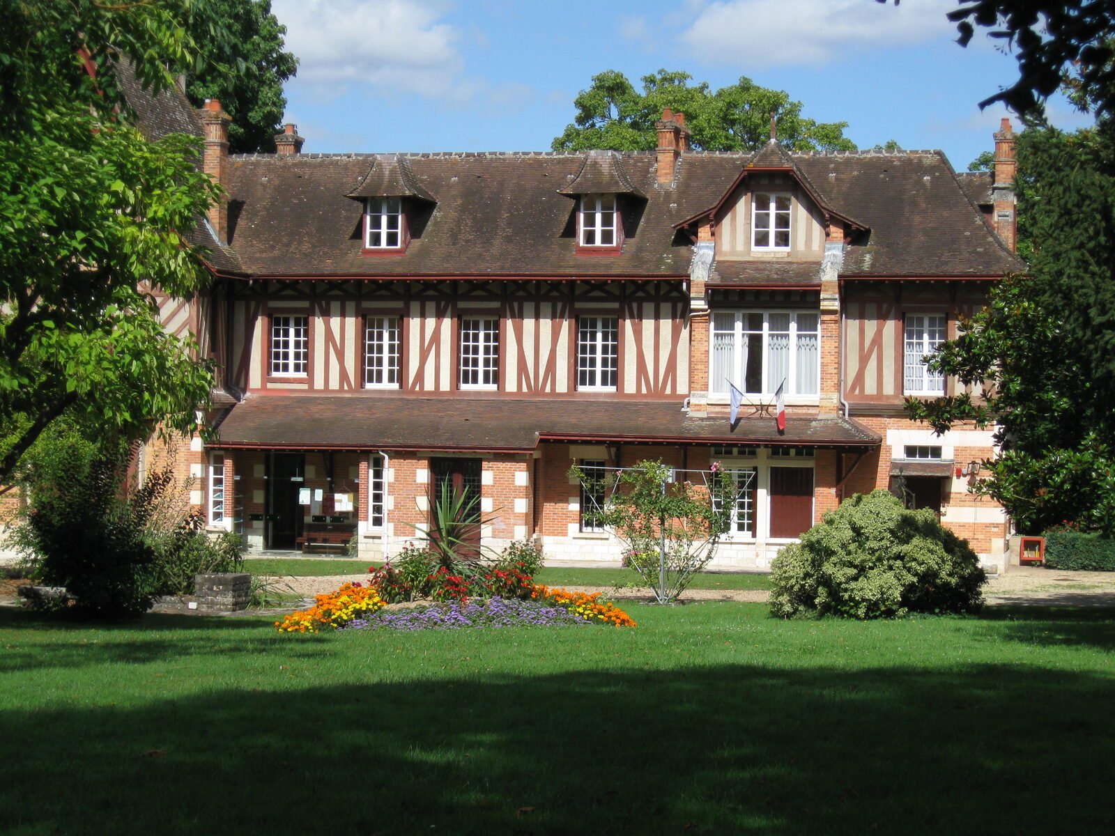 Saint-Hilaire-Saint-Mesmin, commune du Loiret près d'Orléans